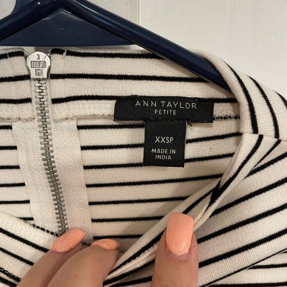 Ann Taylor petites Super sharp Black &  white long sleeve top size XXSP. - Picture 2 of 5